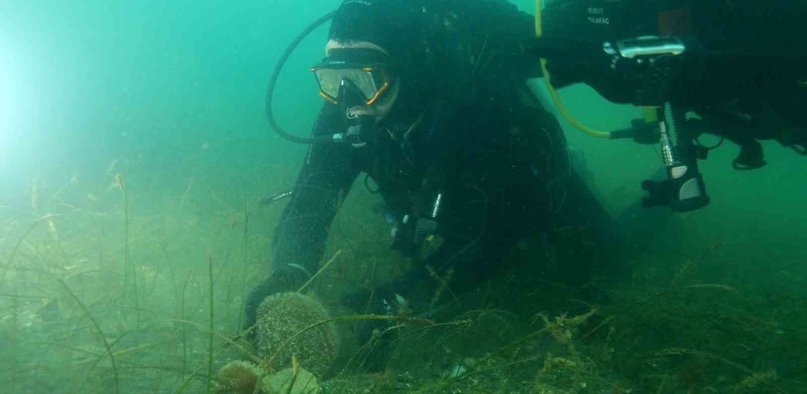 Belediye başkanı dalış yaptı, su altından m&uuml;jdeyle &ccedil;ıktı
