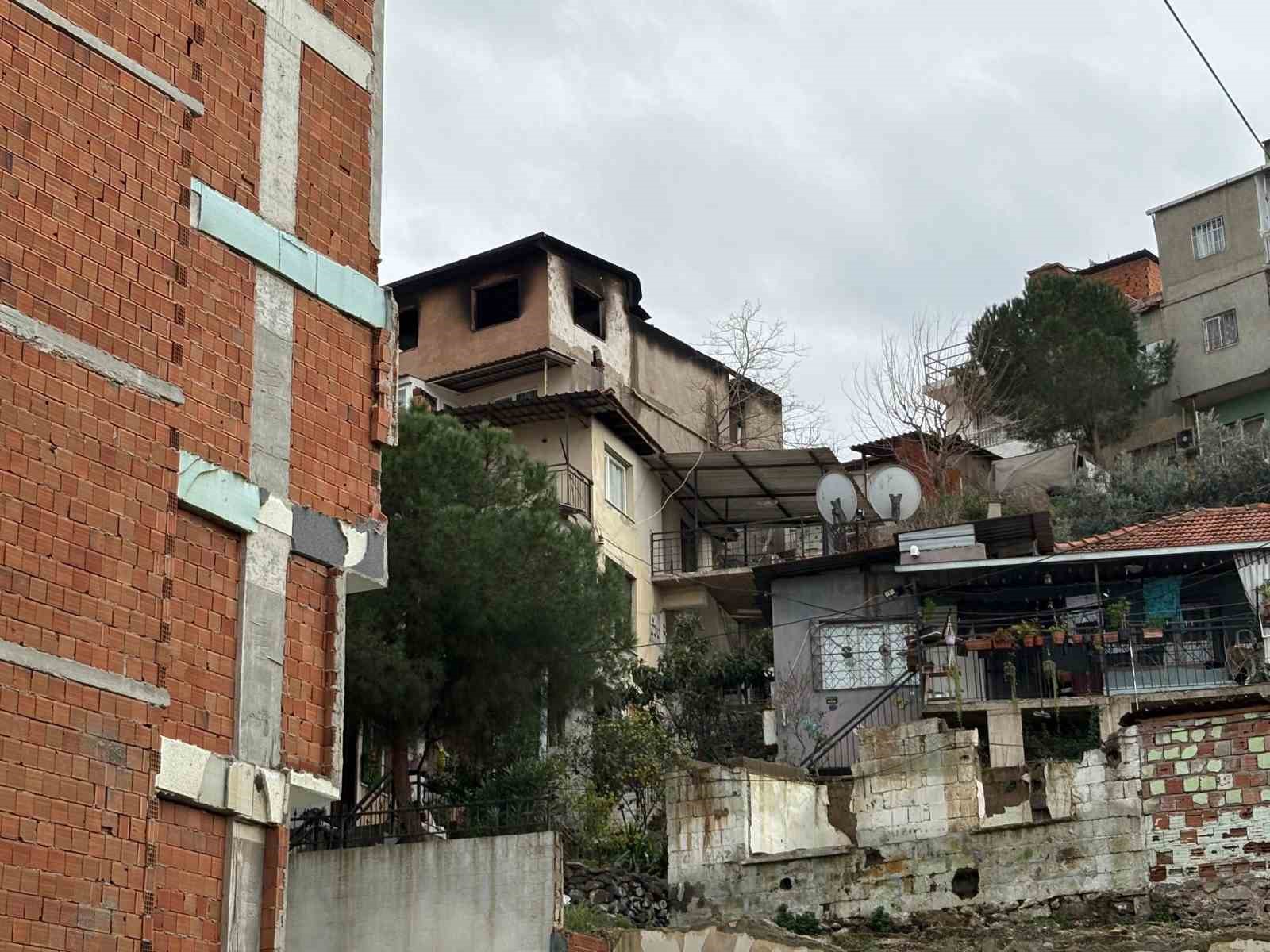 İzmir’de 3 katlı binanın çatı katında yangın
