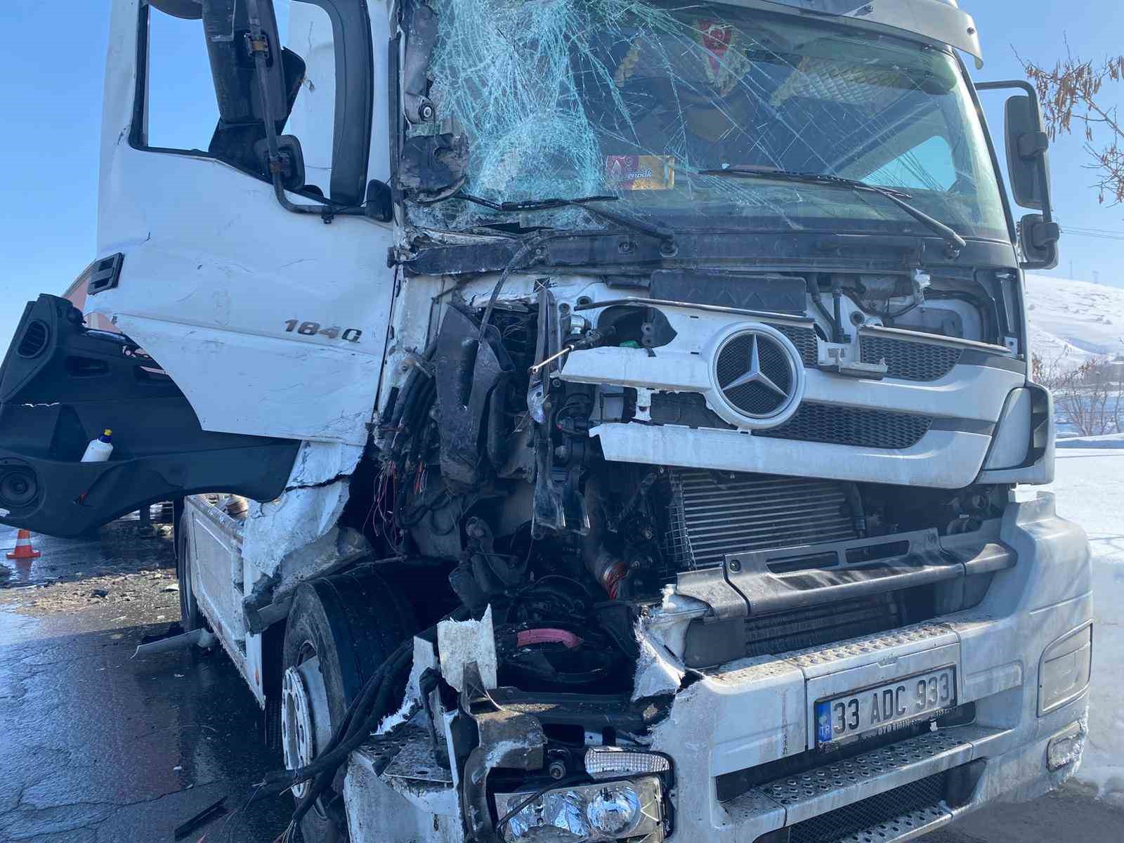 Bitlis&rsquo;te iki tır &ccedil;arpıştı
