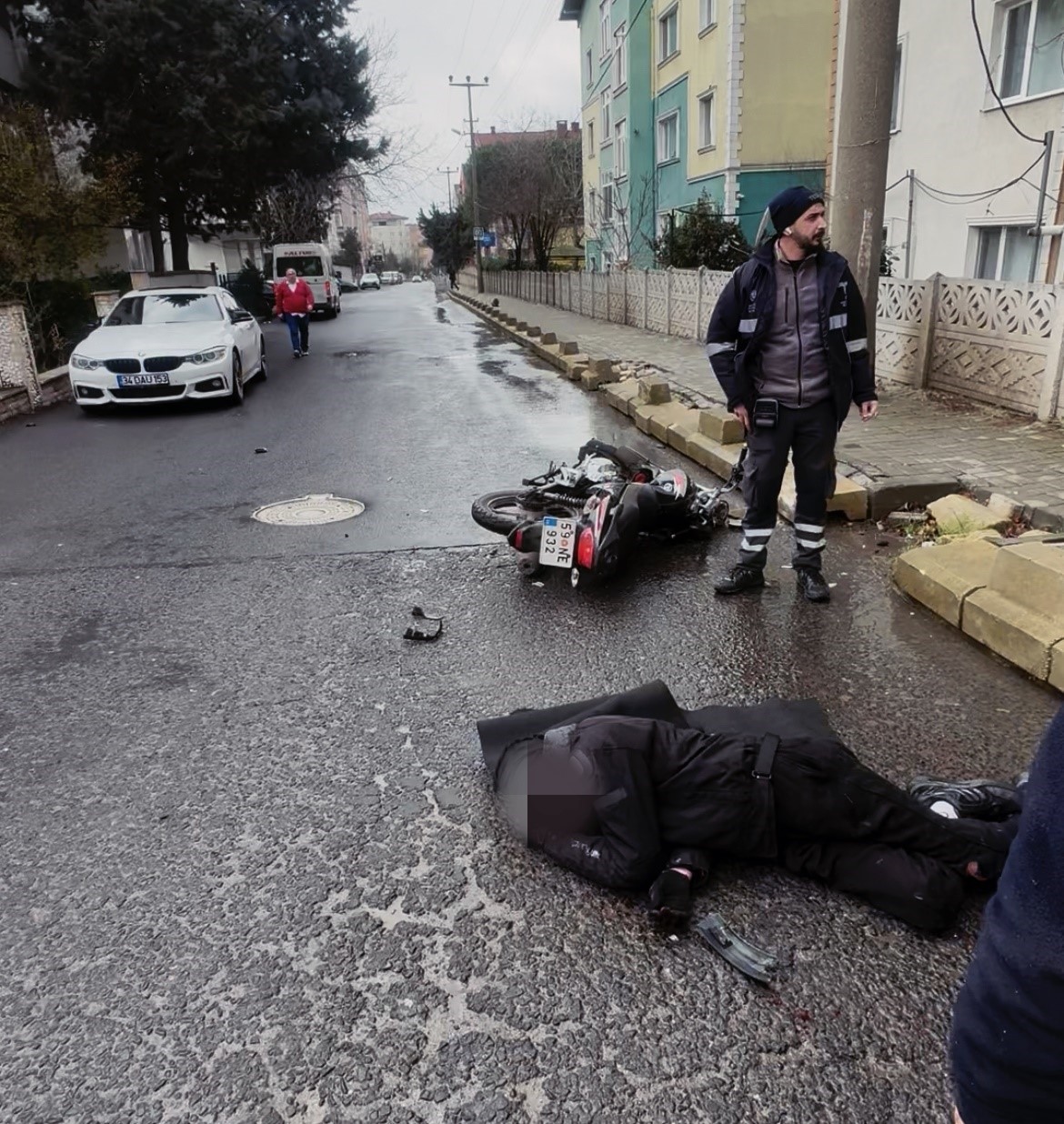 &Ccedil;orlu&rsquo;da kamyonetle motosikletin &ccedil;arpıştığı kaza kamerada
