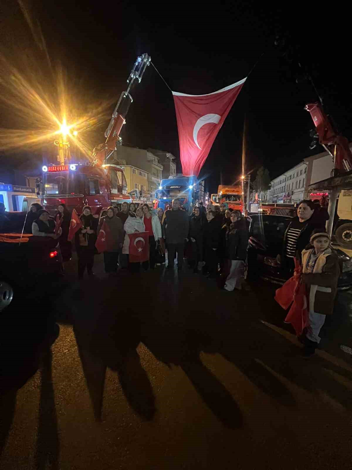 AK Parti ve MHP&rsquo;den T&uuml;rk bayrağına destek etkinliği
