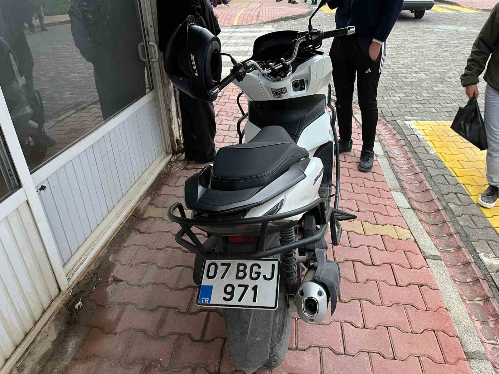 Gazipaşa&lsquo;da otomobil ile motosiklet &ccedil;arpıştı: 2 yaralı
