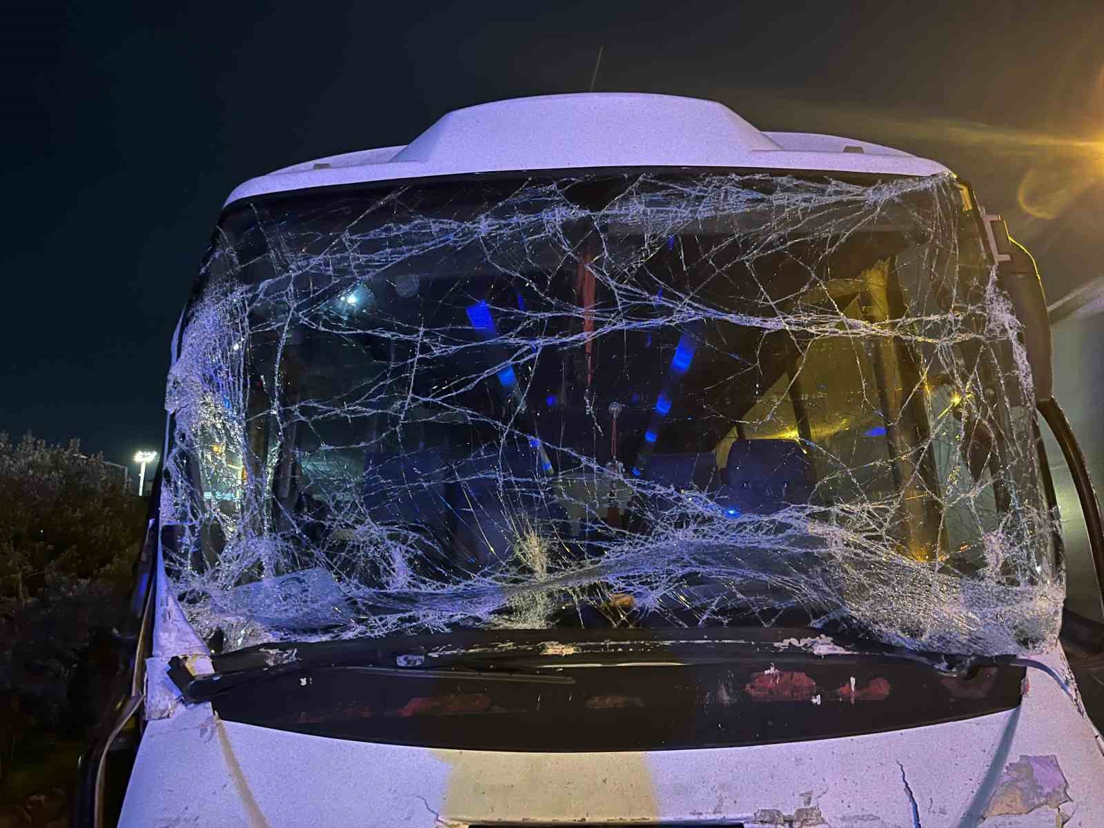 Kocaeli&rsquo;de servis minib&uuml;s&uuml; tıra &ccedil;arptı: 6 yaralı
