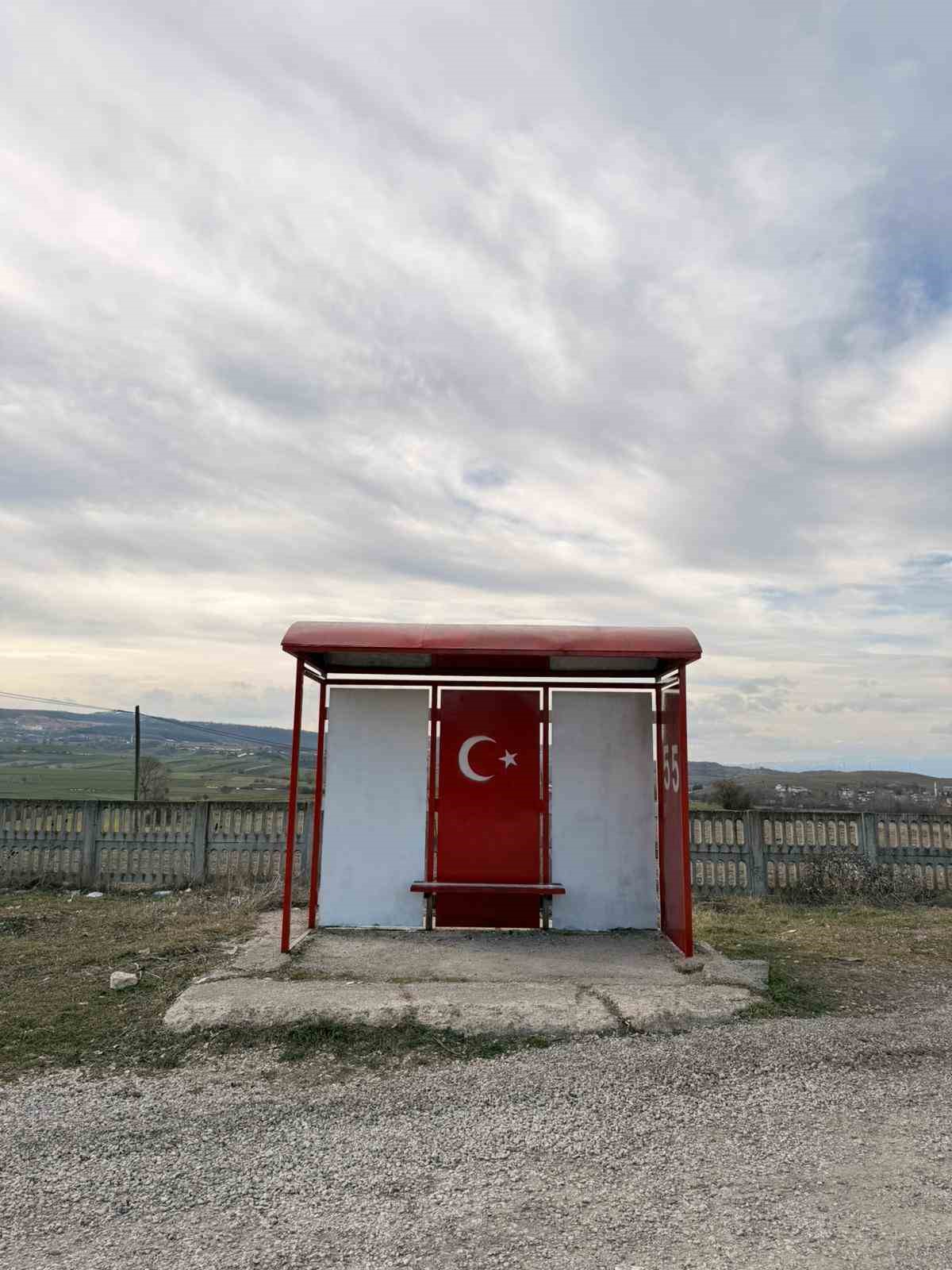 Duraklara kırmızı-beyaz dokunuş