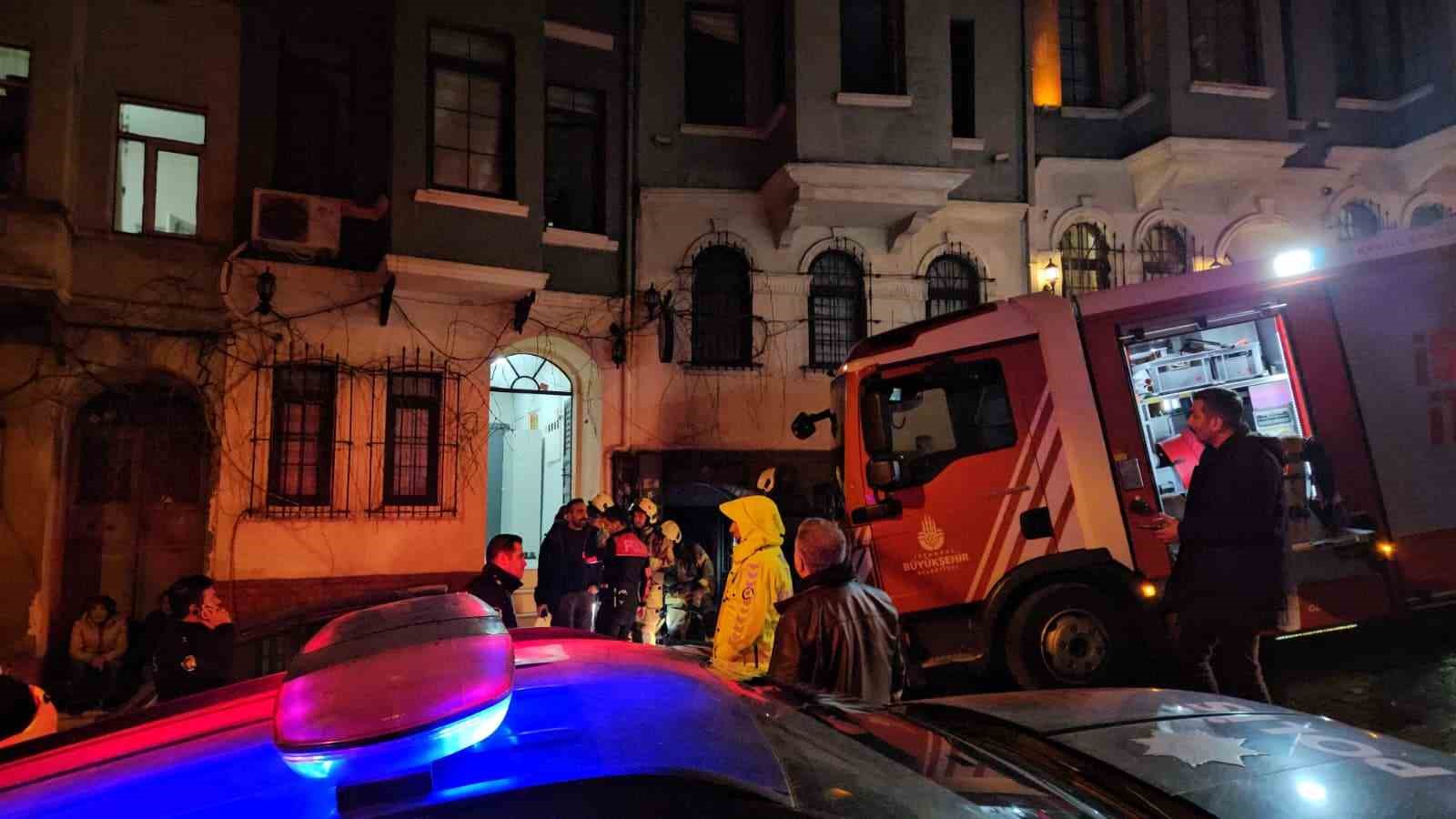Beyoğlu’nda otelde yangın paniği: Mahsur kalan 3 kişi kurtarıldı