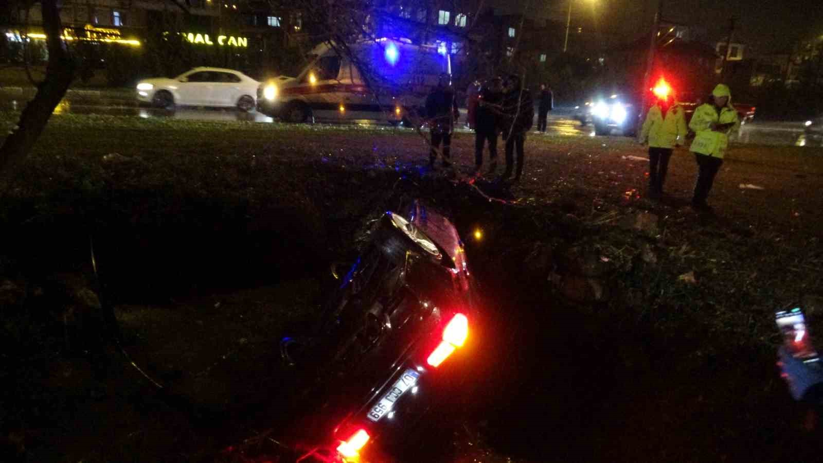 Yoldan &ccedil;ıkan l&uuml;ks otomobil ref&uuml;jdeki &ccedil;ukura d&uuml;şt&uuml;:3 yaralı
