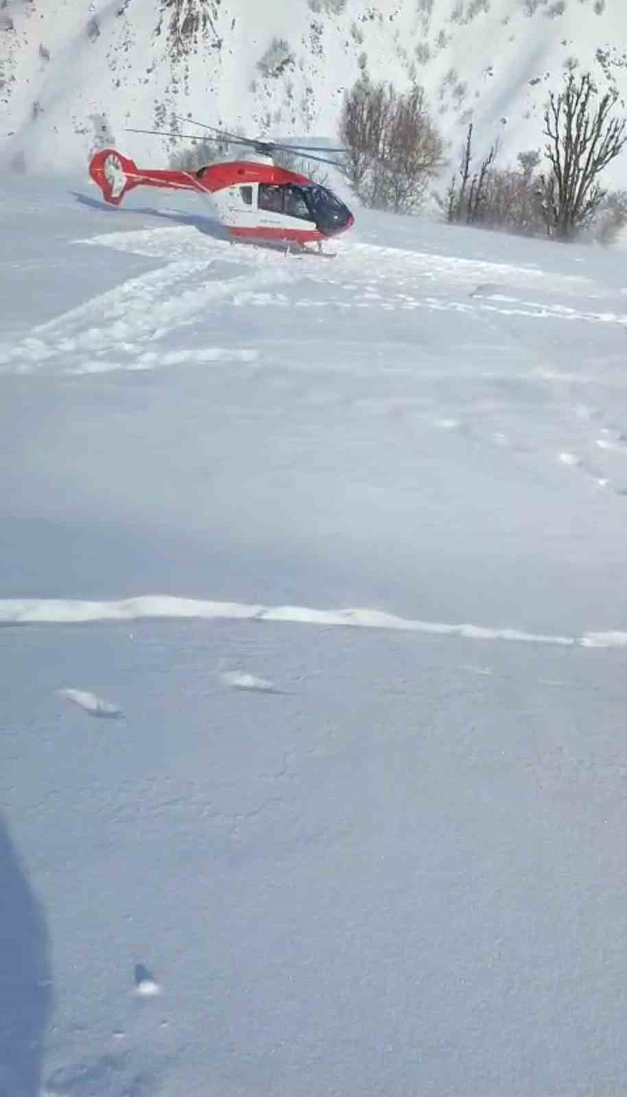 Bing&ouml;l&rsquo;de rahatsızlanan gen&ccedil;, ambulans helikopterle hastaneye yetiştirildi
