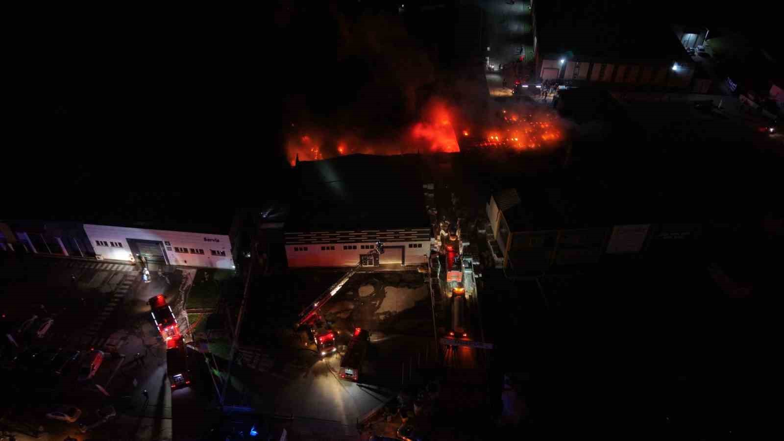 D&uuml;zce&rsquo;deki fabrika yangını havadan g&ouml;r&uuml;nt&uuml;lendi
