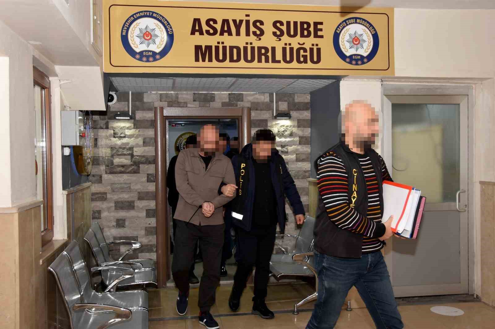 Kendini polis olarak tanıtıp dolandırıcılık yapan 6 ş&uuml;pheli tutuklandı
