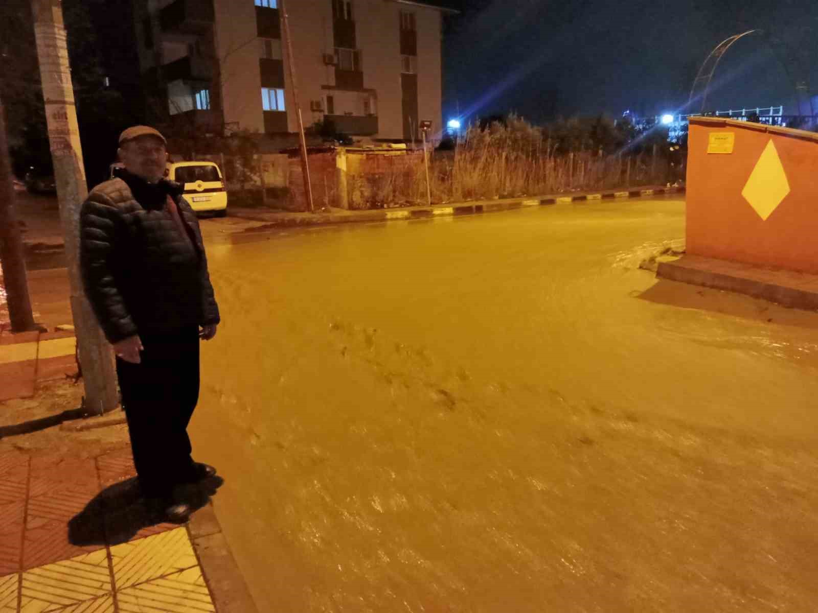 Manisa’da sağanak yağış etkili oldu: Otomobil dereye düştü, elektrikli otomobil alev aldı