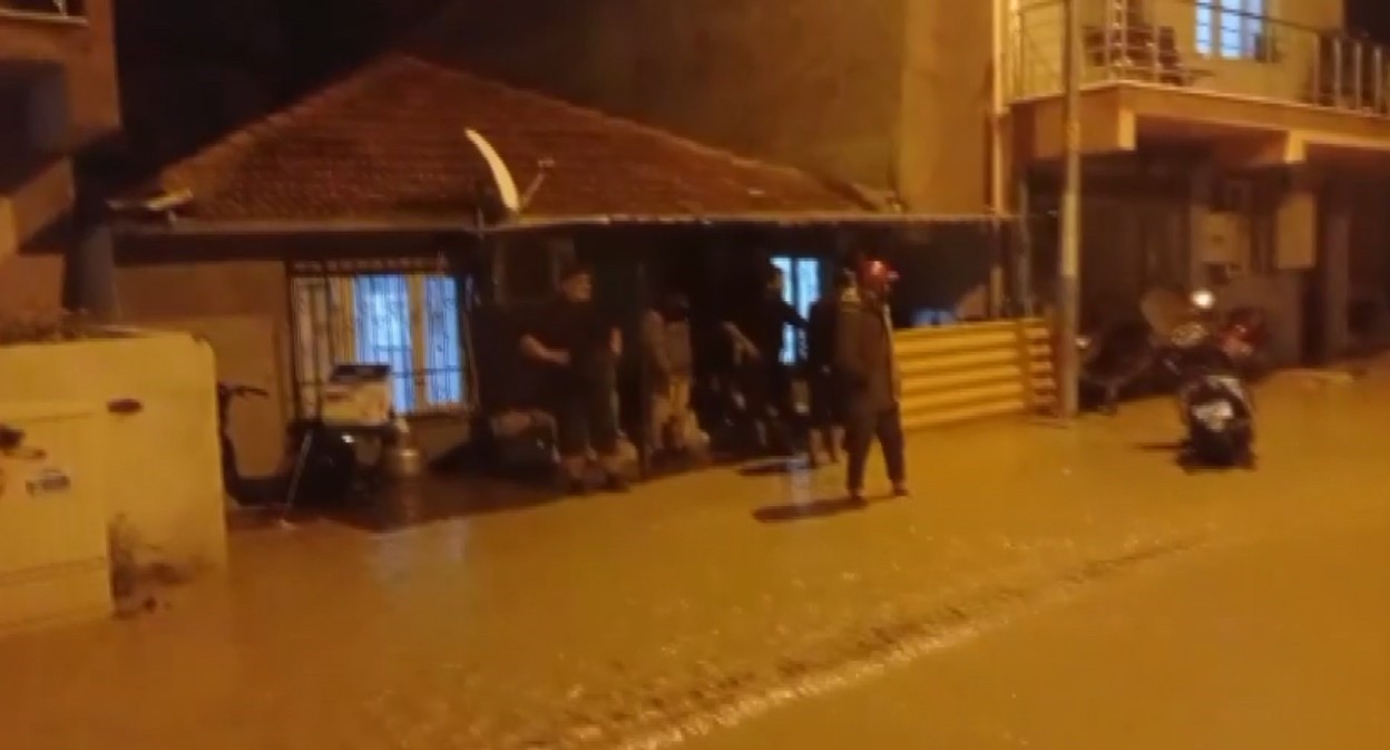 Manisa’da sağanak yağış etkili oldu: Otomobil dereye düştü, elektrikli otomobil alev aldı