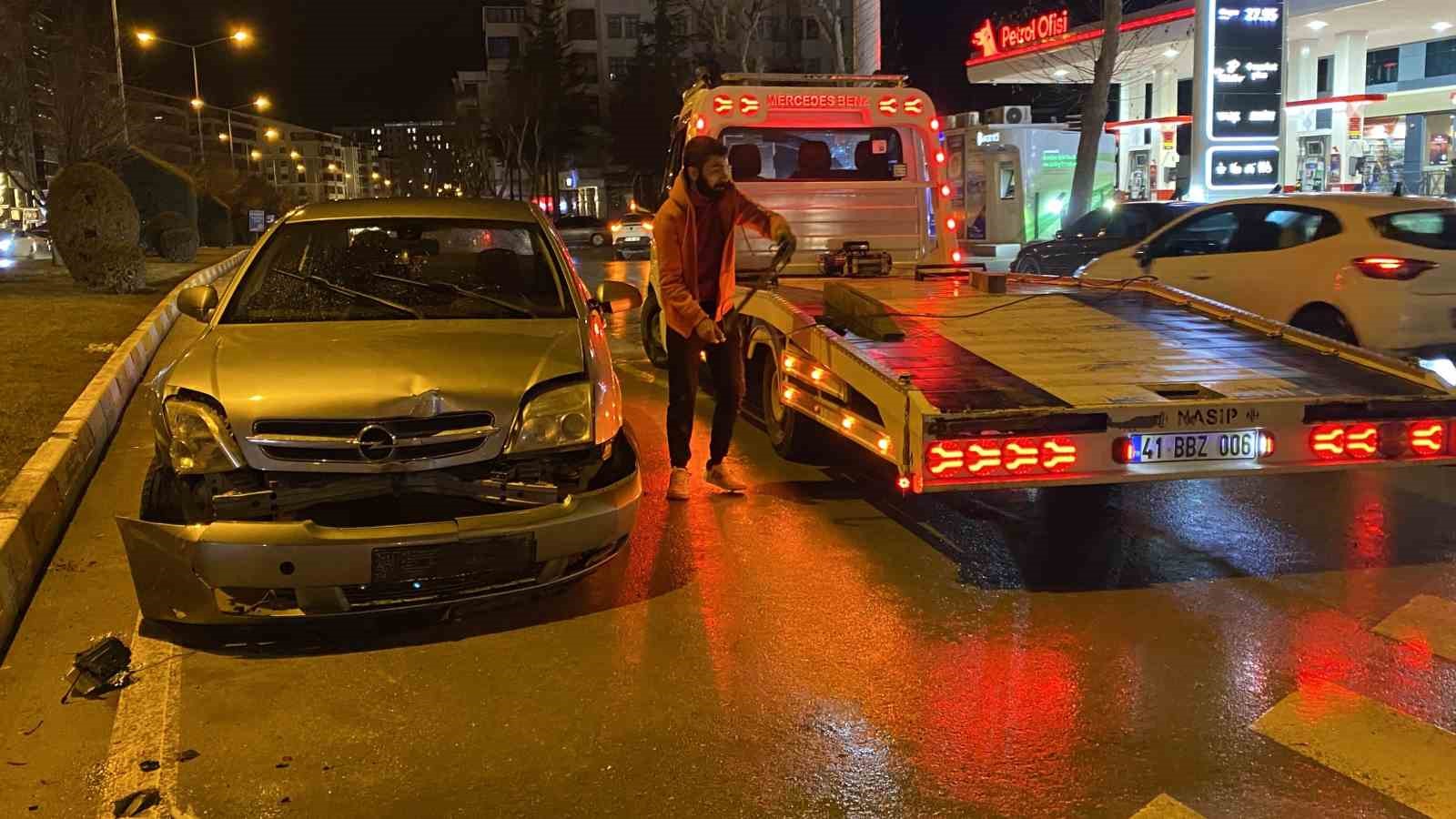 Çorum’da otomobil sinyalizasyon direğine çarptı: 1 yaralı