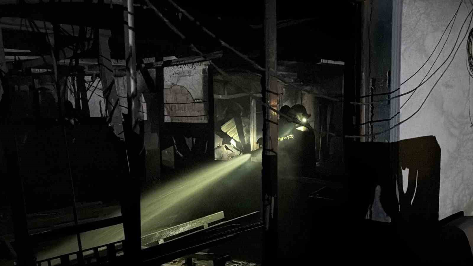 Alevlerin küle çevirdiği fabrika içerden görüntülendi