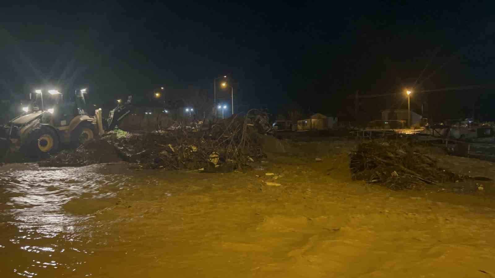 &Ccedil;anakkale&rsquo;de sağanak yağış nedeniyle Kepez &Ccedil;ayı taştı, sahil yolu trafiğe kapatıldı
