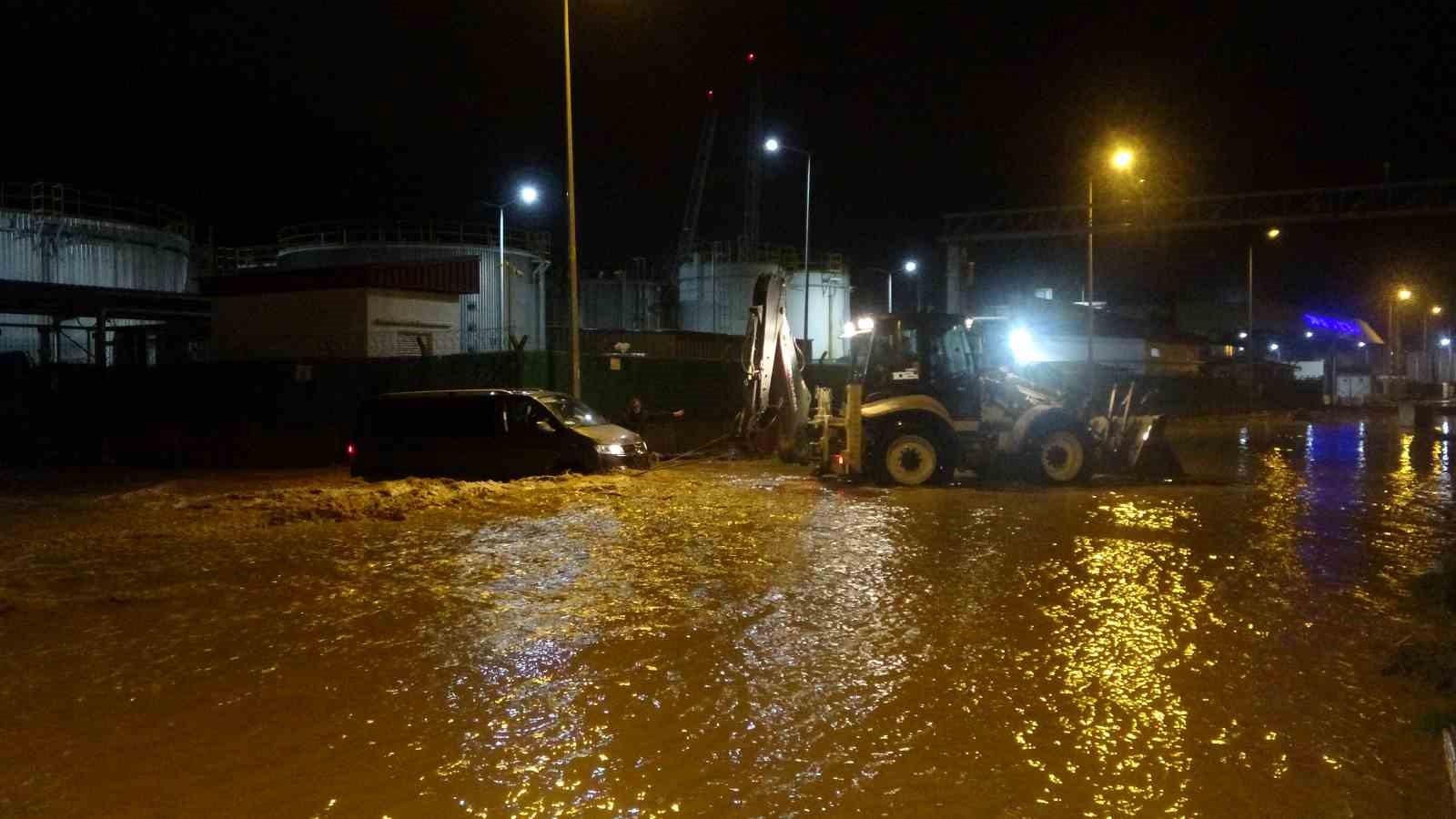 Taşan Kepez &Ccedil;ayı&rsquo;nda mahsur kalan ara&ccedil; iş makinası yardımı ile kurtarıldı
