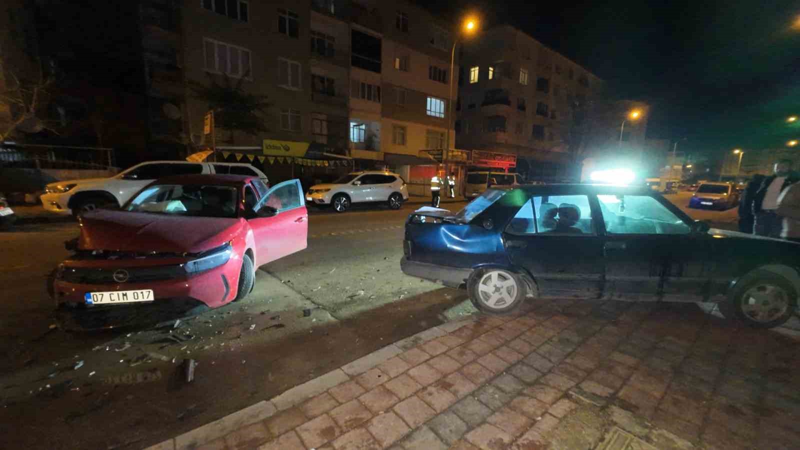 Karaman&rsquo;da park halindeki araca &ccedil;arpan otomobilin s&uuml;r&uuml;c&uuml;s&uuml; yaralandı
