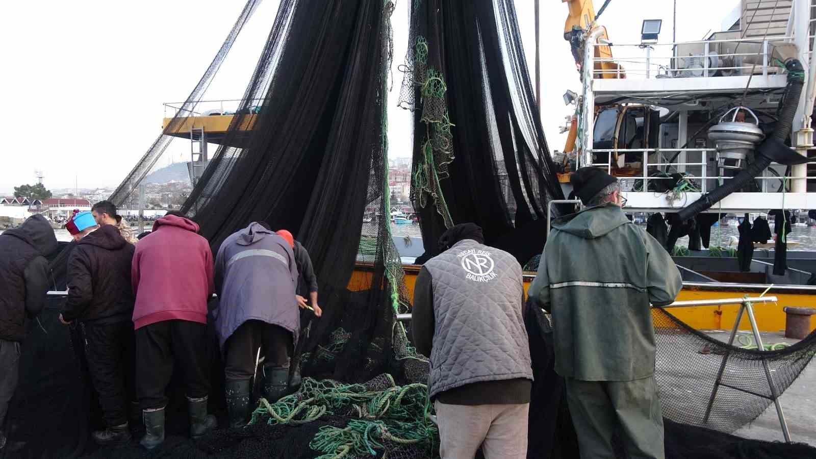 İğneada ve G&uuml;rcistan a&ccedil;ıklarındaki hamsi avı beklentileri karşılamayınca balık&ccedil;ılar erken paydos etti
