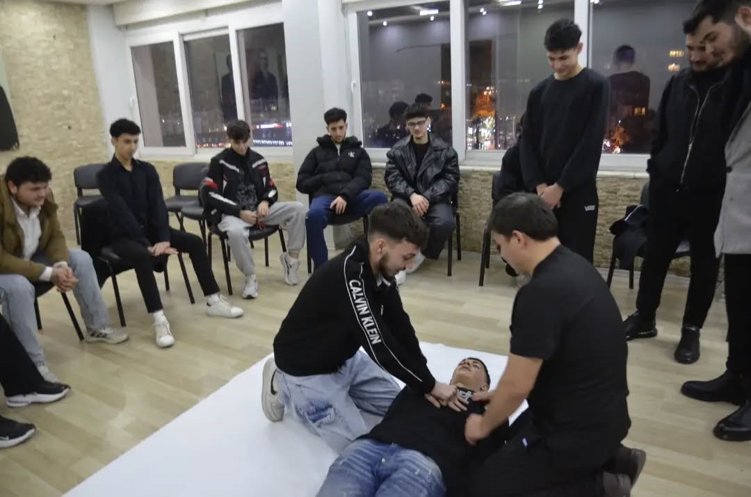 Gen&ccedil;ler acil ve ilk yardım konusunda bilin&ccedil;lendirildi
