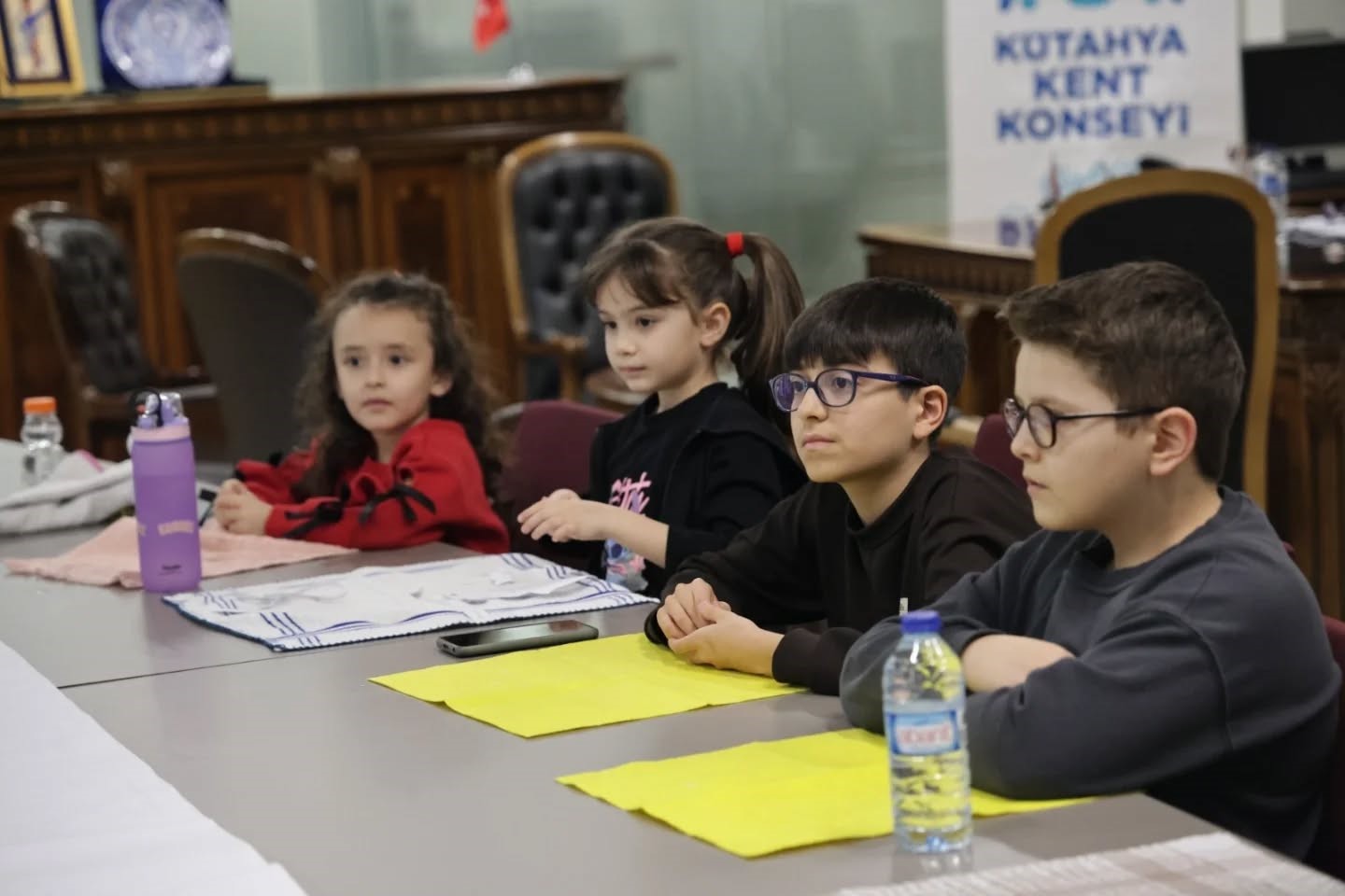 K&uuml;tahya&rsquo;da &ccedil;ocuklardan "Atık K&acirc;ğıtlardan El Yapımı K&acirc;ğıda Elekte K&acirc;ğıt Yapım Workshop&rsquo;a ilgi
