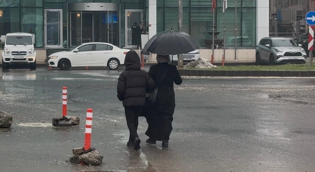 Diyarbakır&rsquo;da sağanak yağış hayatı olumsuz etkiledi

