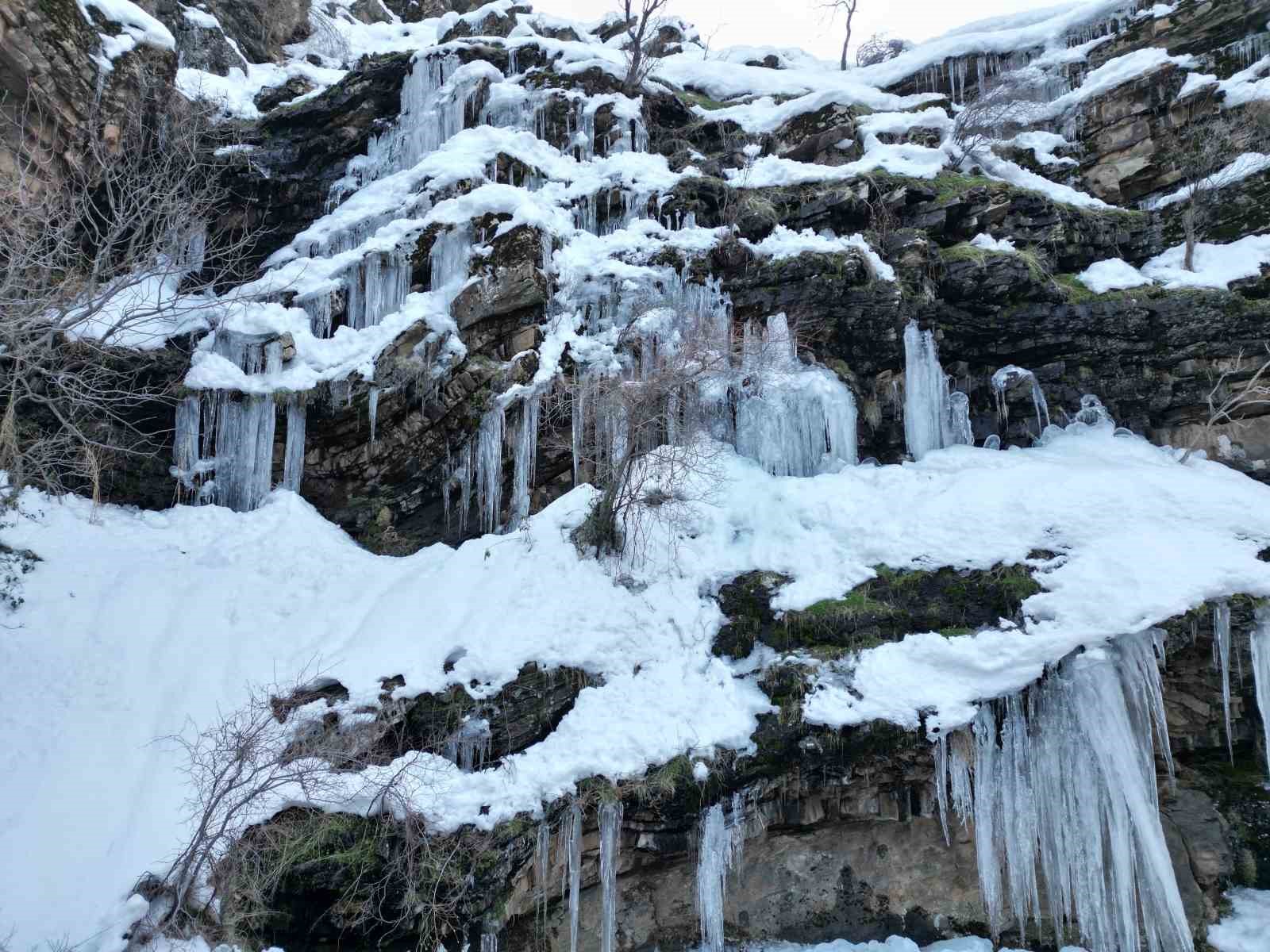 Şırnak’ta etkili olan karla ’Kanlıdere’ beyaza büründü