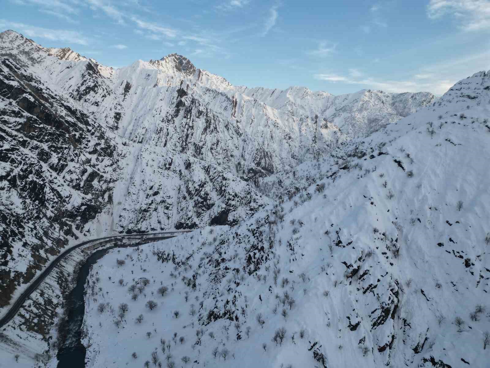 Şırnak&rsquo;ta etkili olan karla &rsquo;Kanlıdere&rsquo; beyaza b&uuml;r&uuml;nd&uuml;

