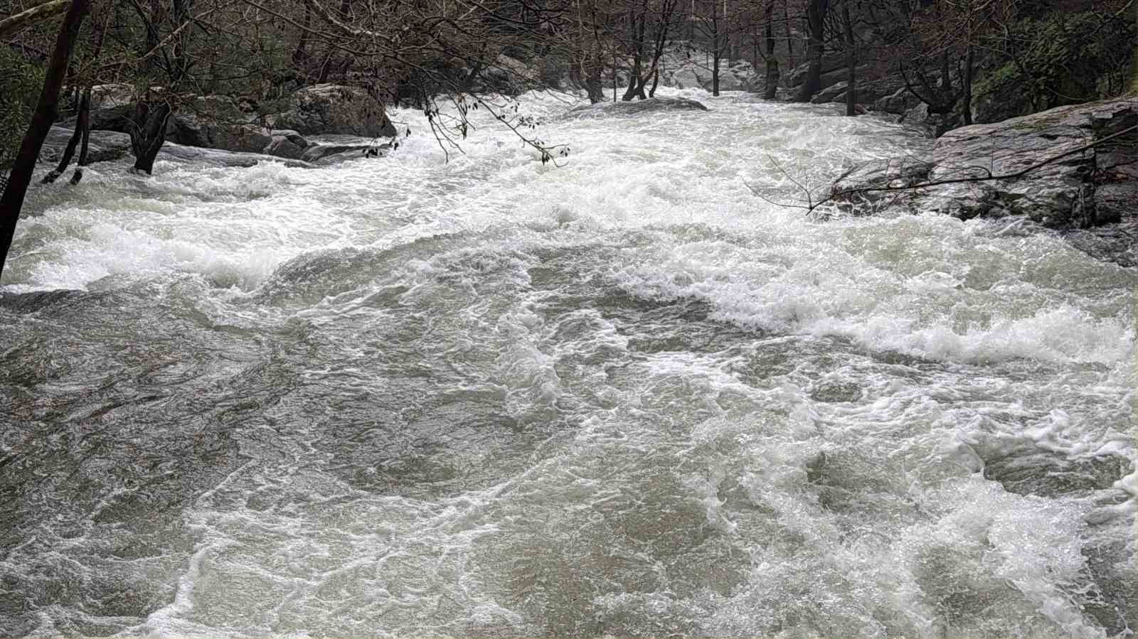 Kazdağların&rsquo;da ani kar erimesi ve sağanak yağış nedeniyle dereler yataklarına sığmıyor
