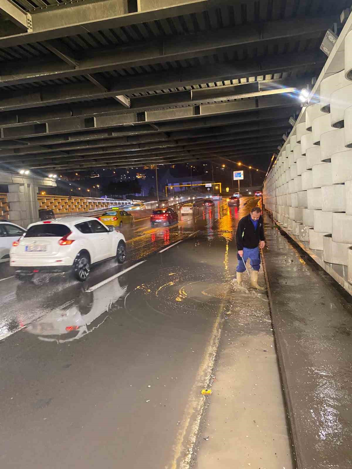 İzmir gece sağanak yağışa teslim oldu, ekipler gece boyunca sahada g&ouml;rev yaptı
