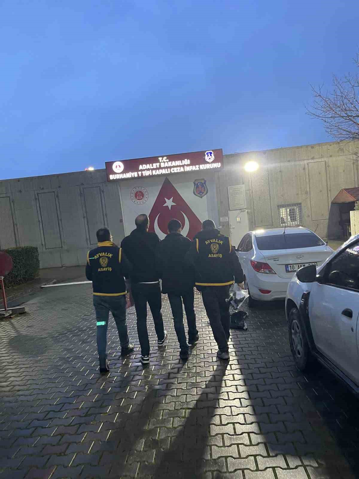 Yaşlı kadını dolandırmak isteyen sahte başkomiser ve sahte savcı ger&ccedil;ek polislere yakalandı
