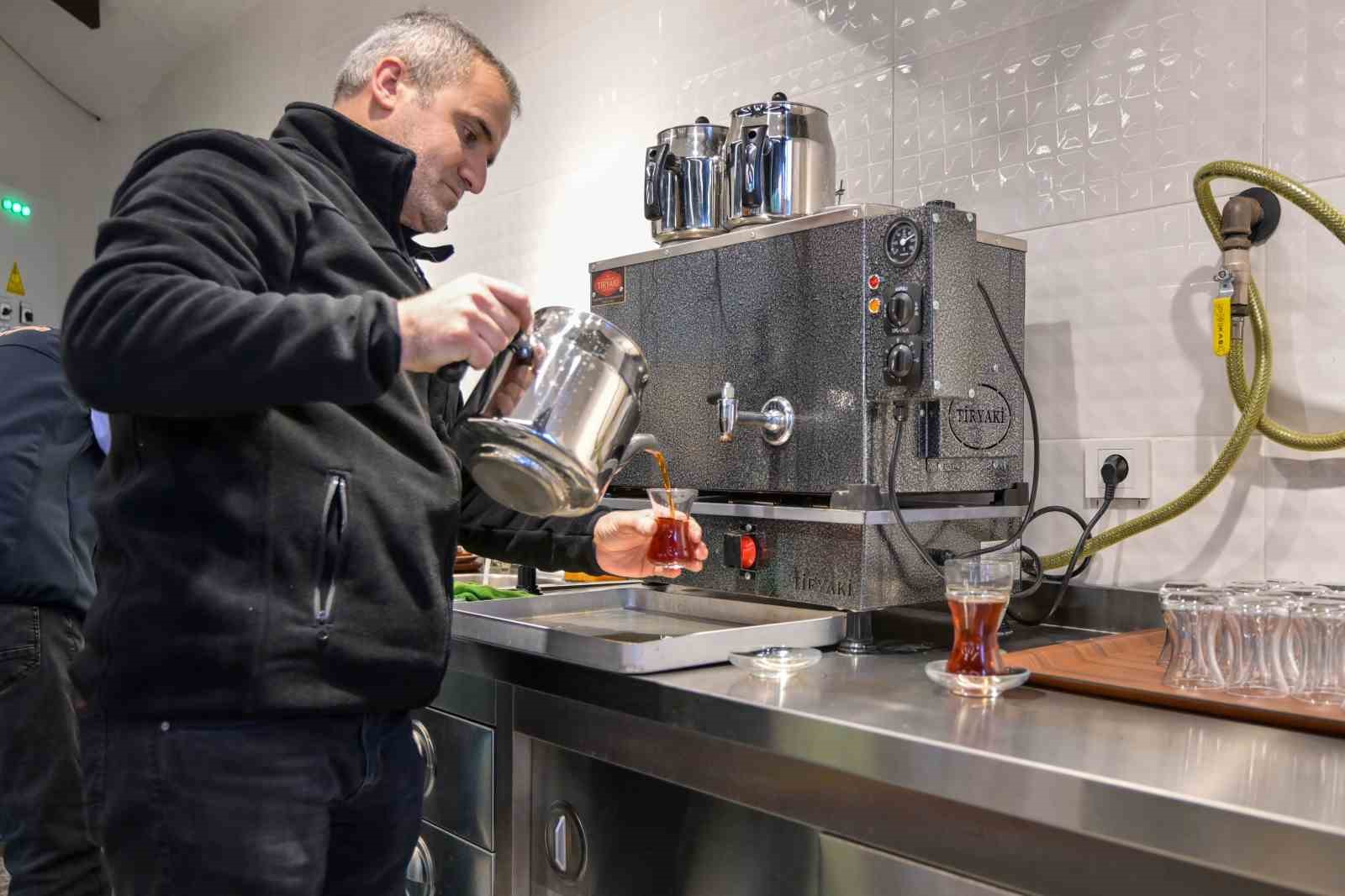 Bu kıraathanede &ccedil;ay 5 lira, muhabbet sınırsız
