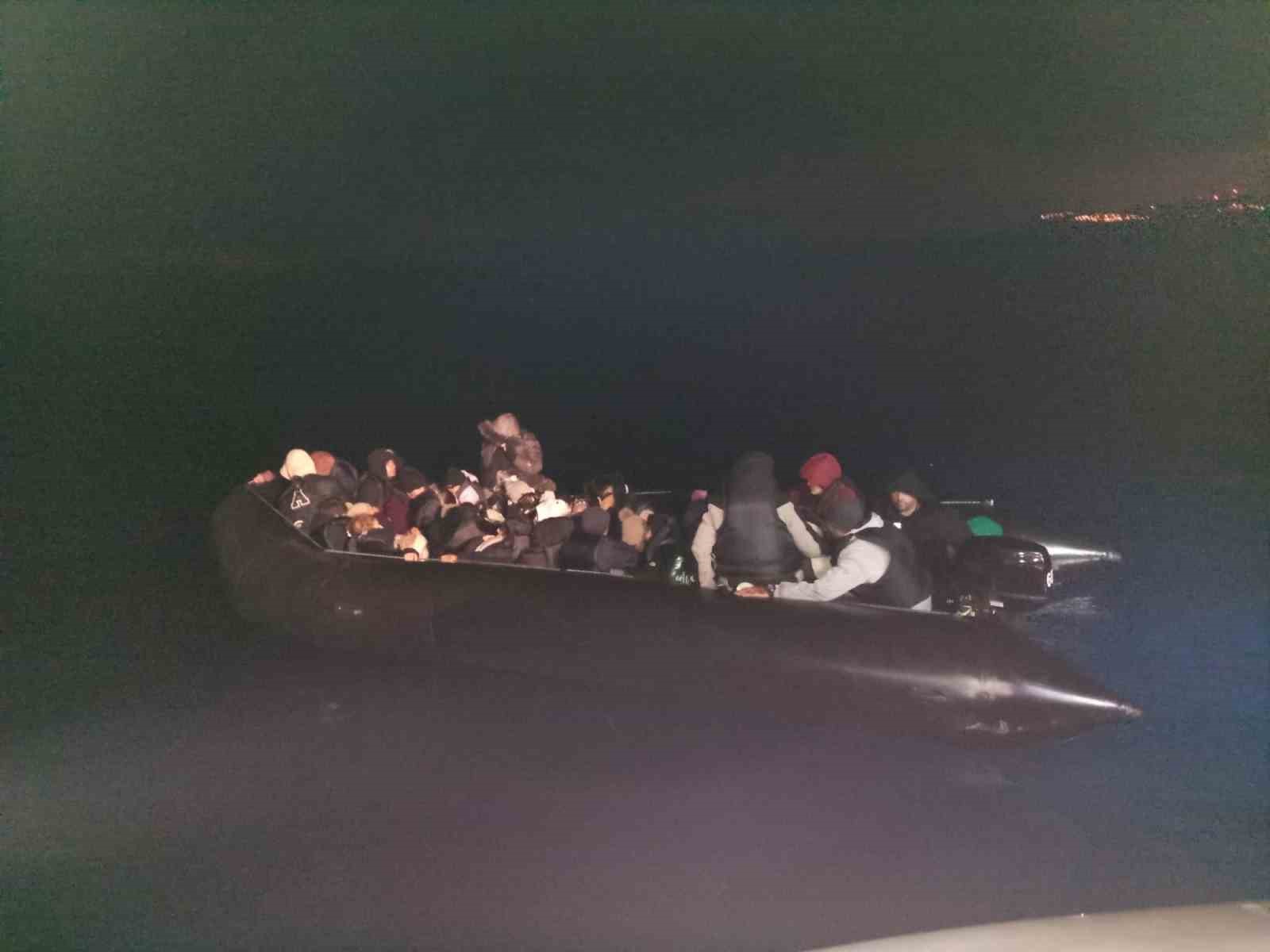 İzmir a&ccedil;ıklarında 43 d&uuml;zensiz g&ouml;&ccedil;men yakalandı
