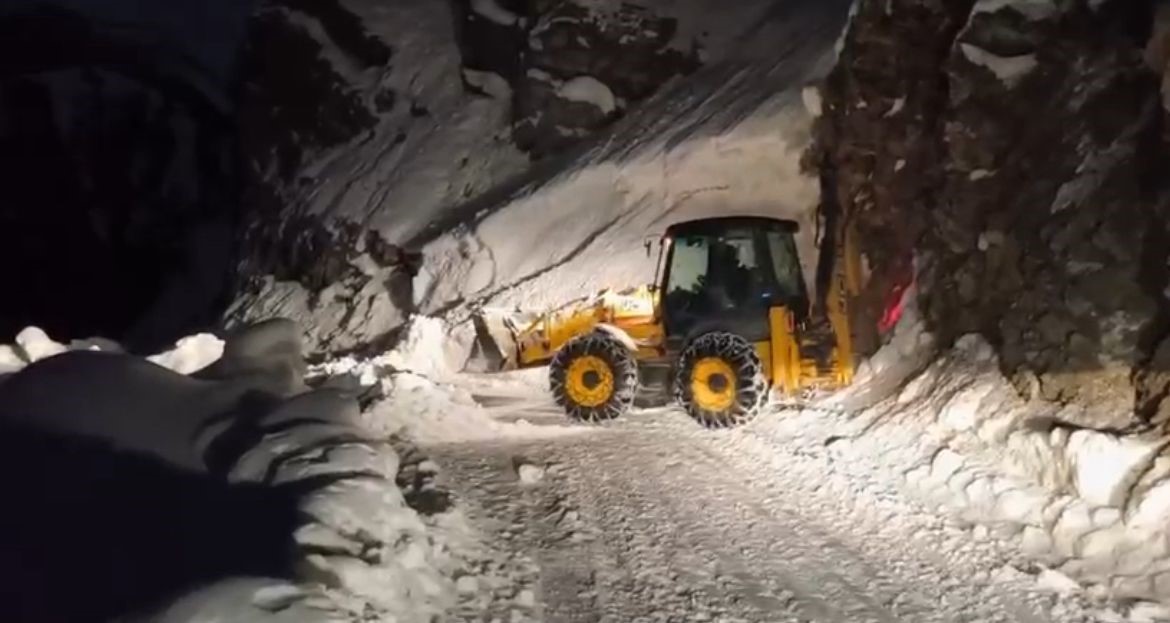 Pervari’de çığ düşen yol ulaşıma açıldı