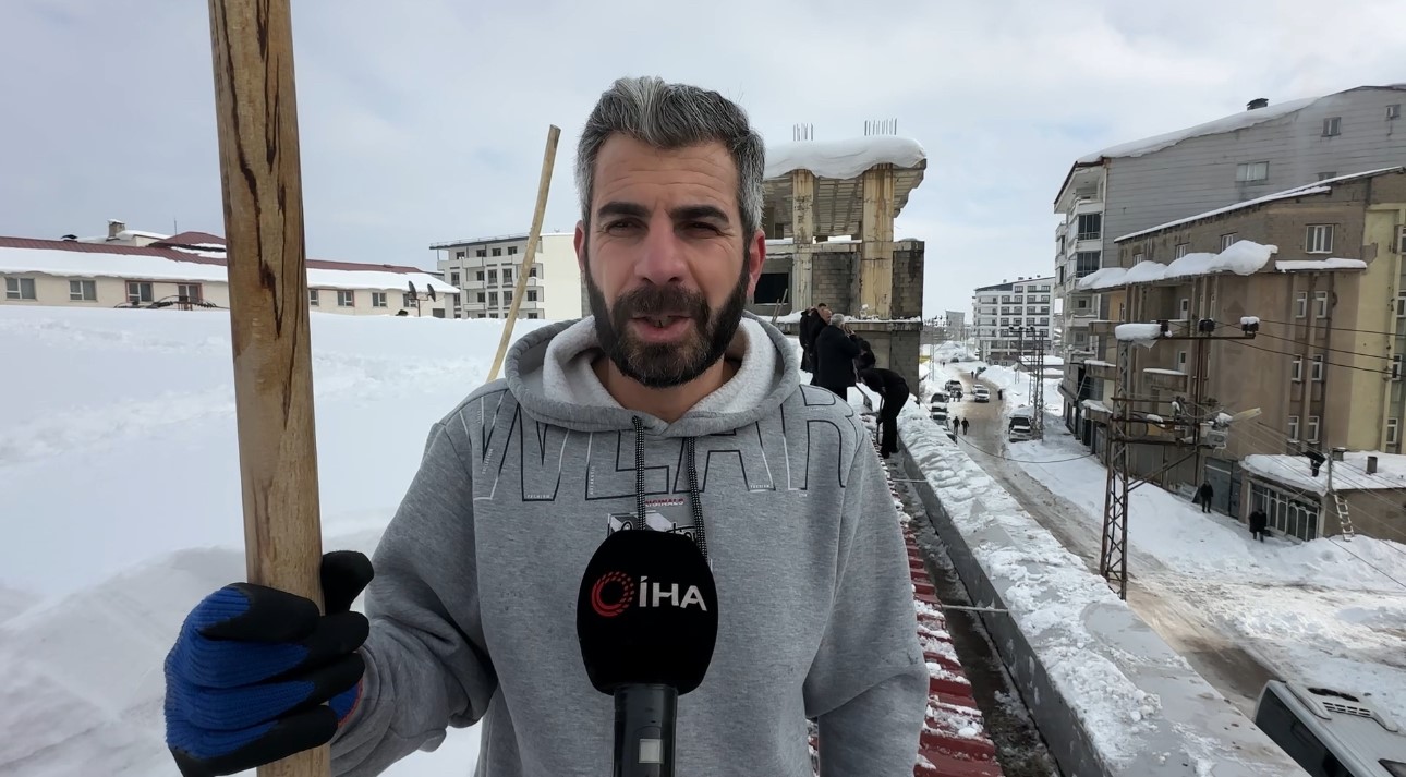 Y&uuml;ksekova&rsquo;da 20 kişilik ekibin &ccedil;atıda kar temizleme mesaisi
