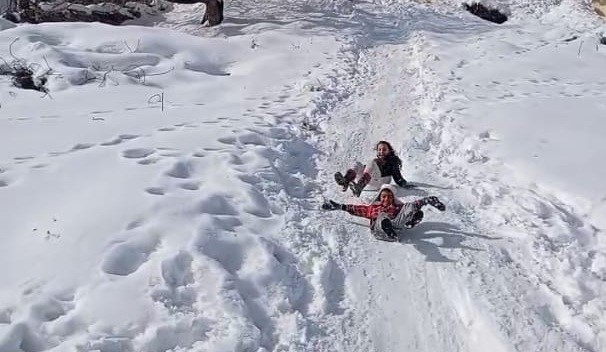 Çocuklar karın keyfini tepsi ve bidonlarla çıkardı