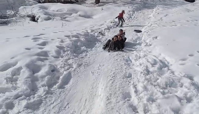 &Ccedil;ocuklar karın keyfini tepsi ve bidonlarla &ccedil;ıkardı
