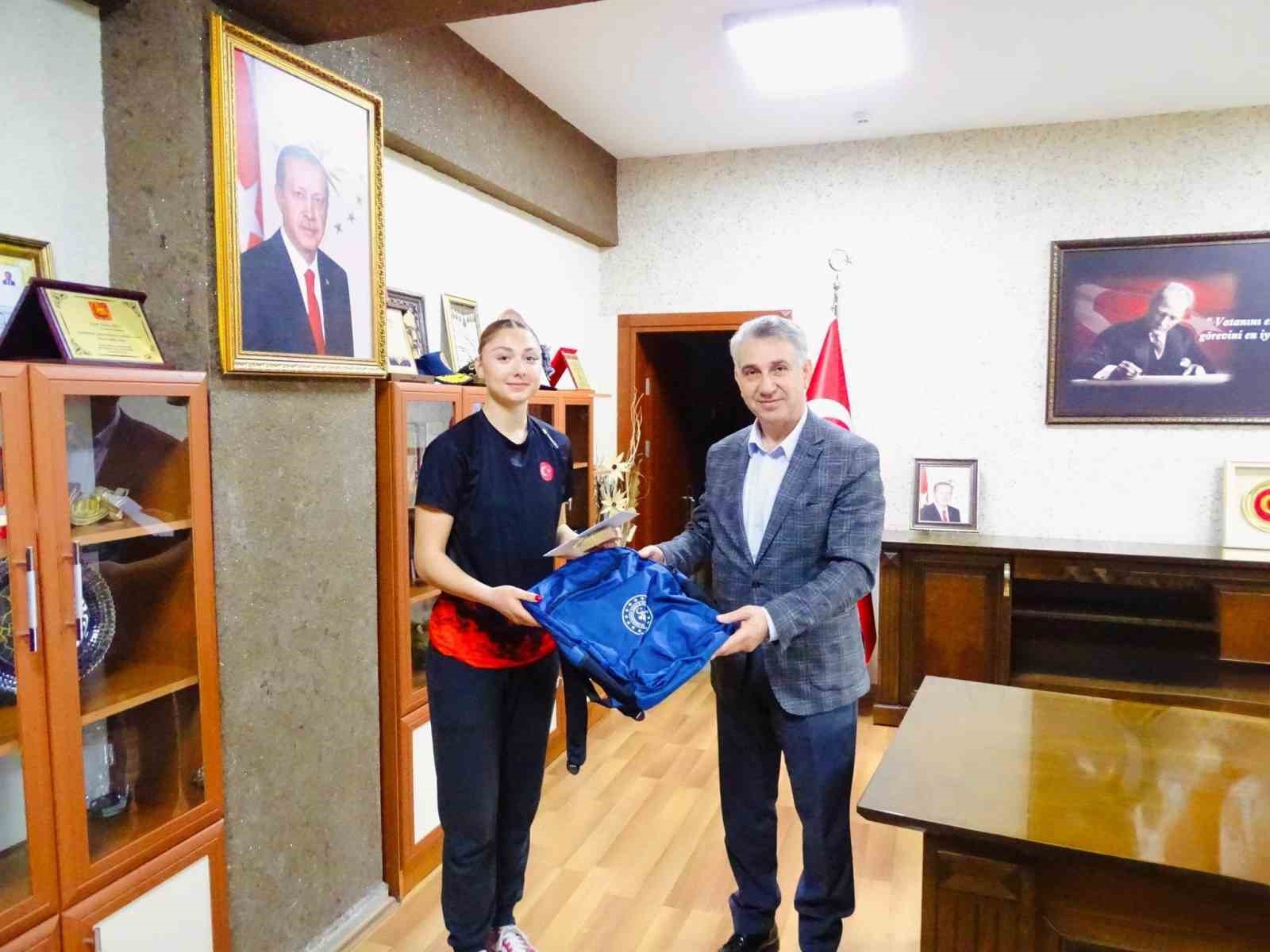 Kaymakam Abay, şampiyonlar ile bir araya geldi
