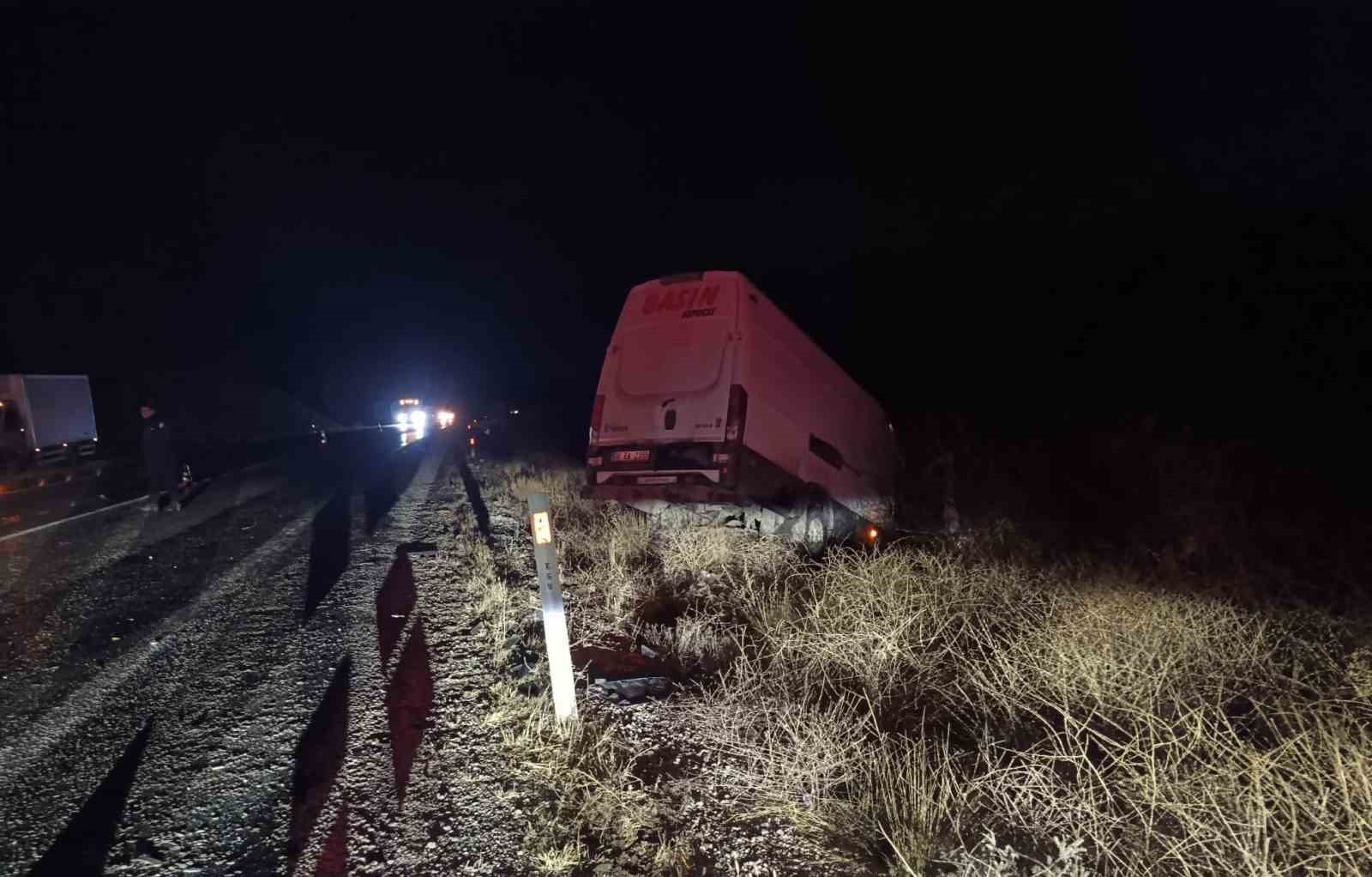 Şarampole giren minib&uuml;ste 2 kişi yaralandı
