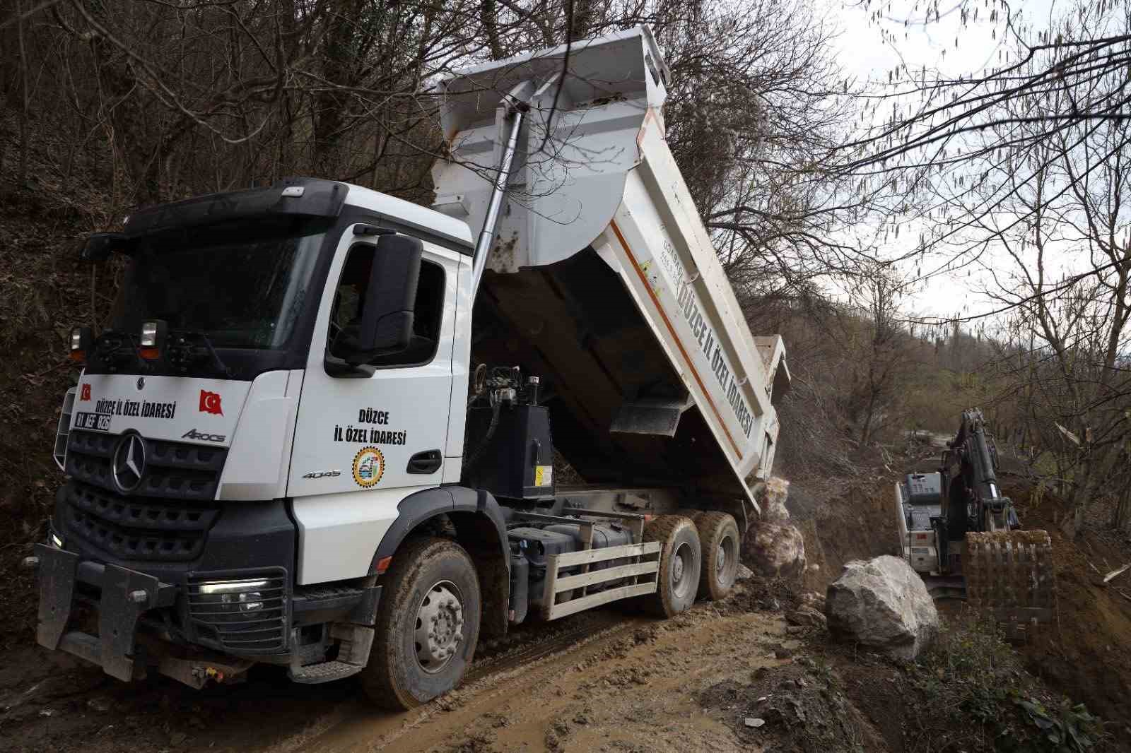 Erdemli K&ouml;y&uuml;&rsquo;nde heyelana hızlı m&uuml;dahale
