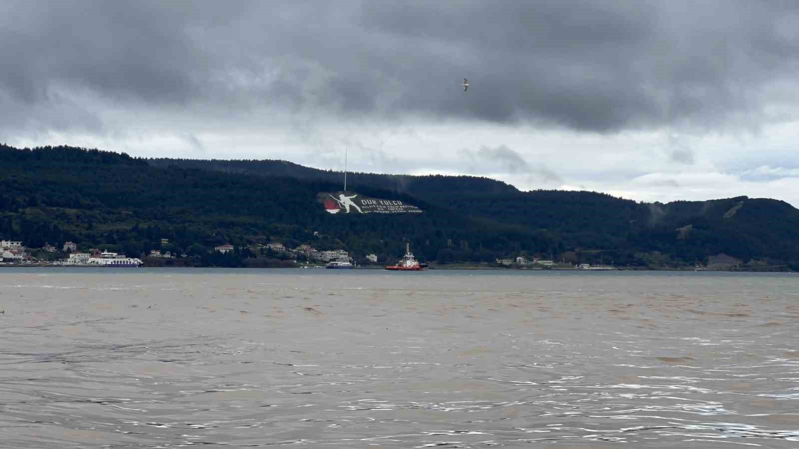 &Ccedil;anakkale Boğazı&rsquo;nın rengi değişti; Avrupa Yakası mavi olarak kaldı
