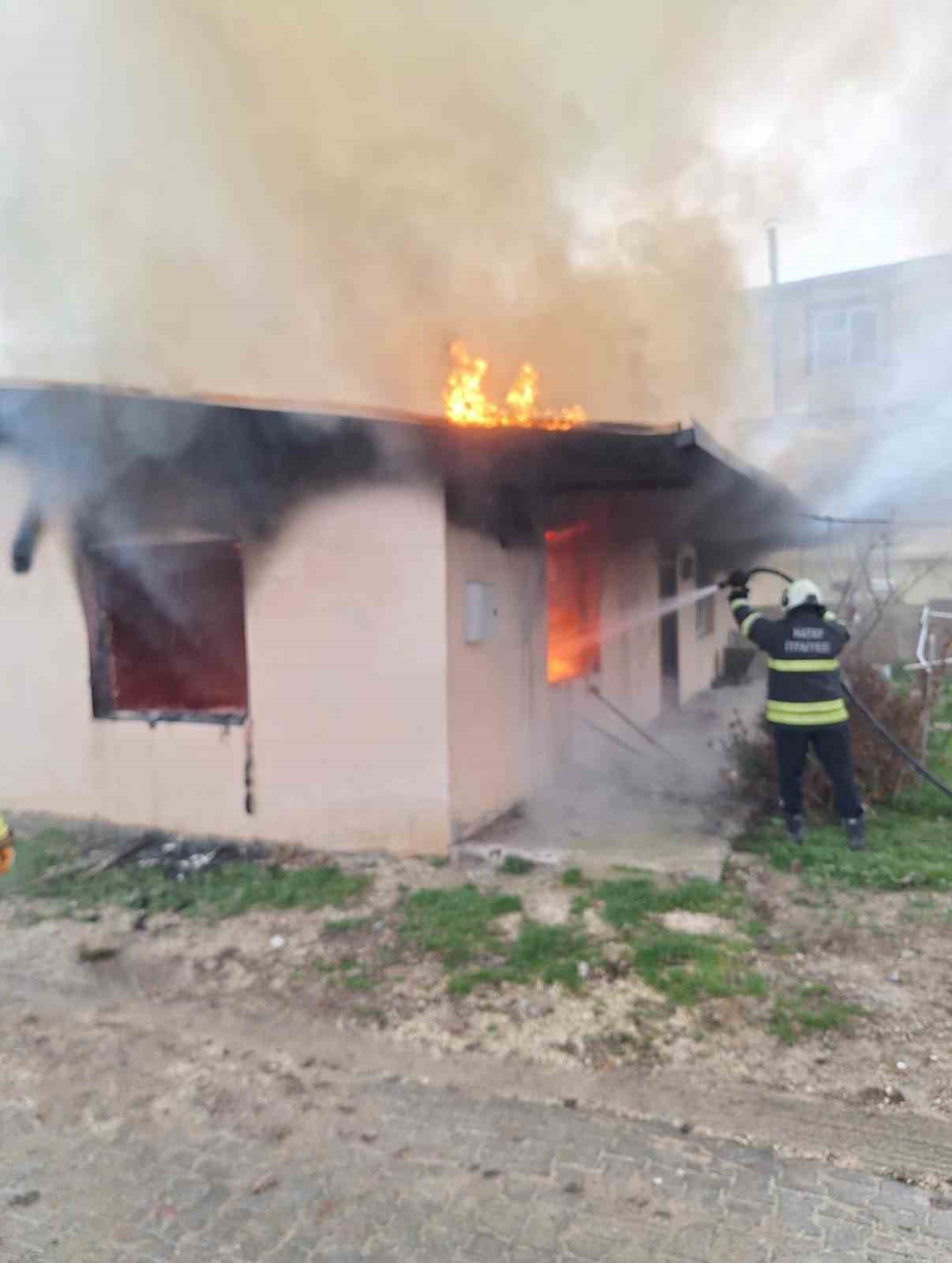 Altın&ouml;z&uuml;&rsquo;nde ev yangını
