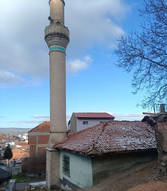 K&uuml;tahya&rsquo;da tarihi caminin &ccedil;evresindeki g&ouml;r&uuml;nt&uuml; kirliliği ortadan kaldırıldı
