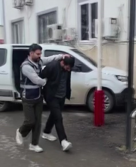 Boşanma aşamasındaki eşinin evine zarar veren koca adliyeye sevk edildi