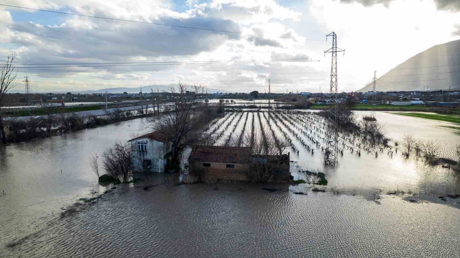 Manisa’yı sağanak vurdu, taşkın hasarı gün ağarınca ortaya çıktı
