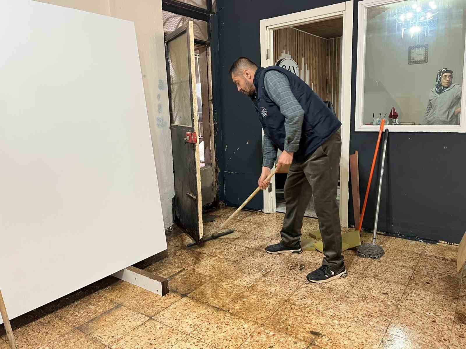 İzmir’de ev ve iş yerleri sele teslim oldu