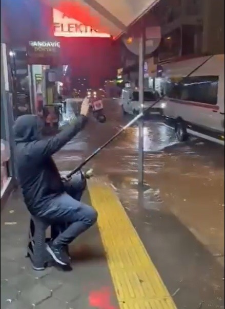 İzmir&rsquo;de ev ve iş yerleri sele teslim oldu
