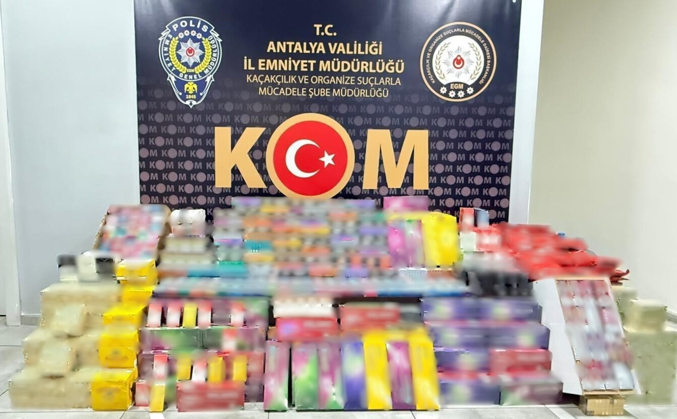 Antalya&rsquo;da son 1 haftada su&ccedil; işleme amacıyla &ouml;rg&uuml;t kurma ve ka&ccedil;ak&ccedil;ılık su&ccedil;larından 14 kişi tutuklandı
