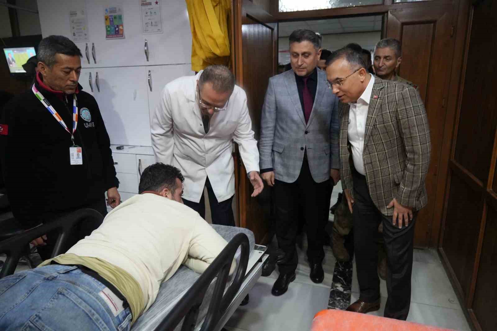 Vali Kemal &Ccedil;eber, kazada yaralanan vatandaşları hastanede ziyaret etti
