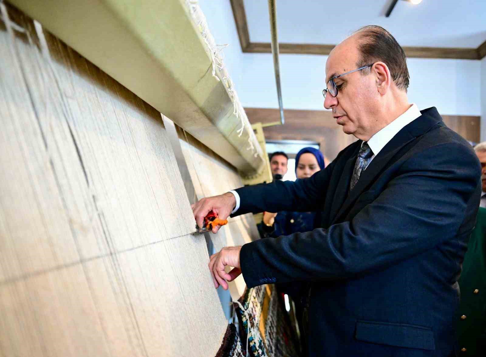 Başkan Geçit, halı dokuma kursunda kesim törenine katıldı