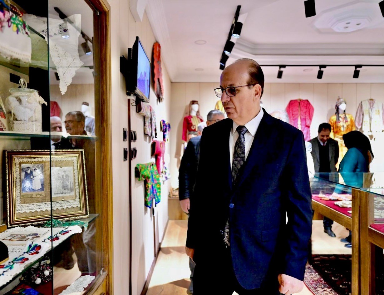 Başkan Ge&ccedil;it, halı dokuma kursunda kesim t&ouml;renine katıldı
