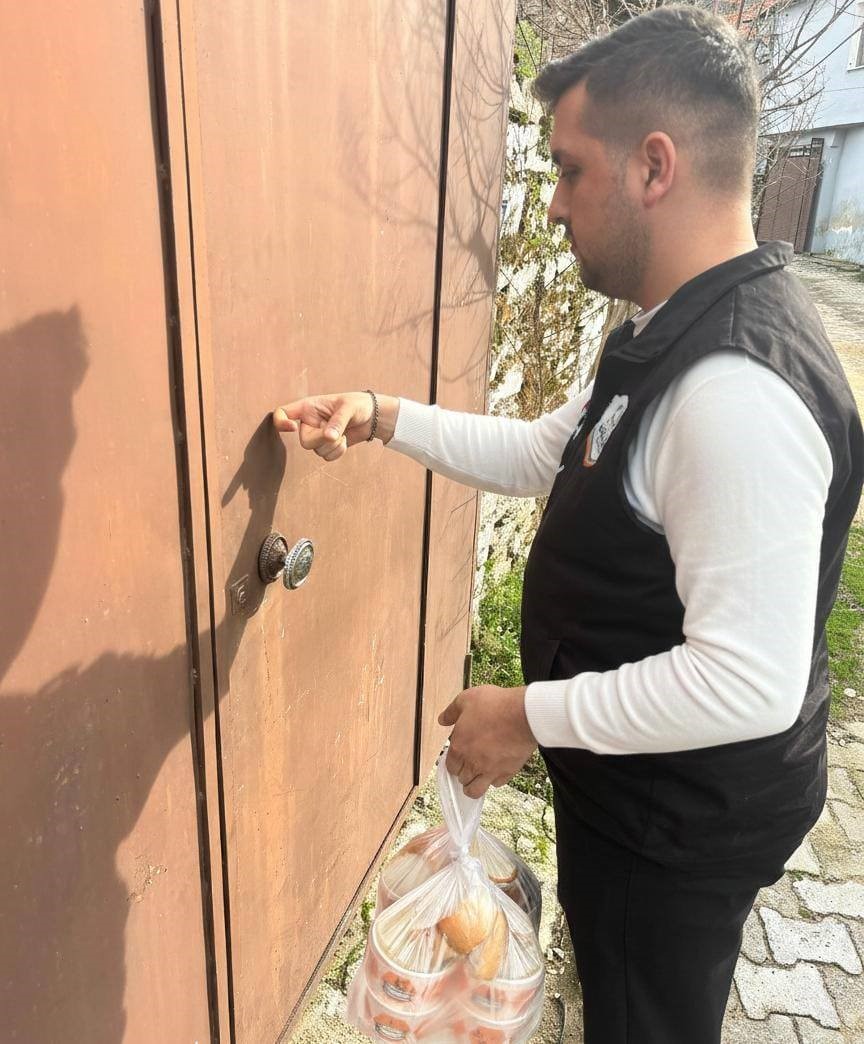 Ko&ccedil;arlı&rsquo;da ihtiya&ccedil; sahiplerine sıcak yemek ve yakacak desteği
